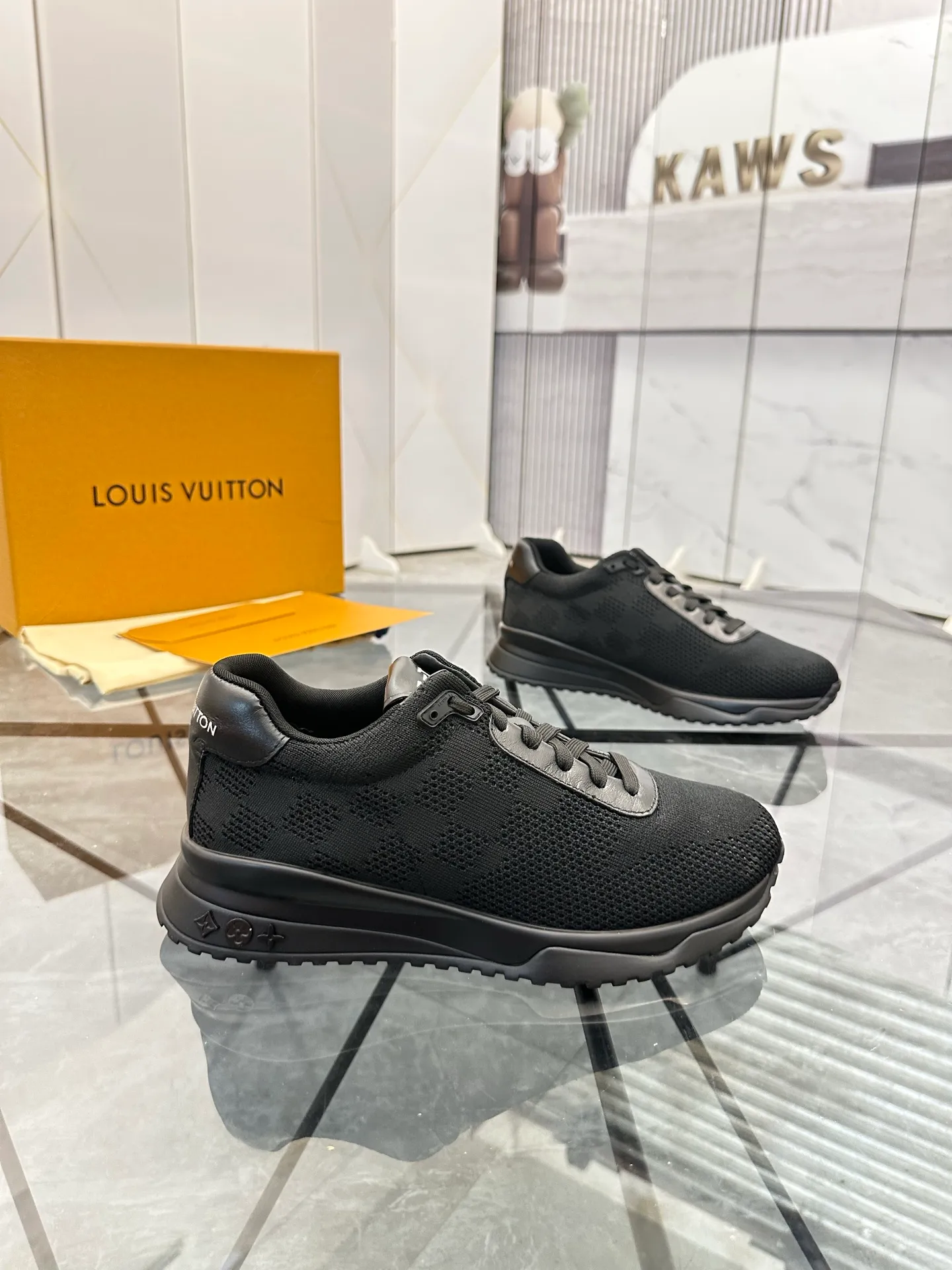Men's shoes for sale💰: 💰P560¥ High-end quality Product trademark: LV* "Louis Vuitton*" low-top sneakers Regular size: 38-44 (can be customized to 45.46.) Product materials: imported breathable fly knit upper, breathable lining, original raw rubber translucent combination outsole. Number: 2068